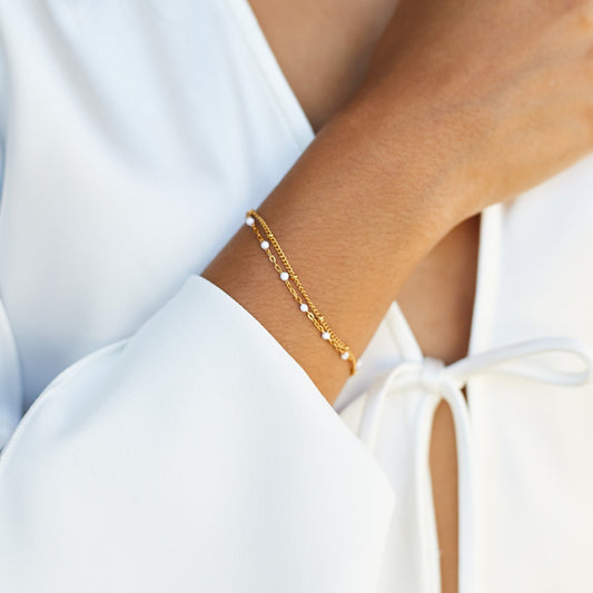 Doppeltes weißes Perlenarmband