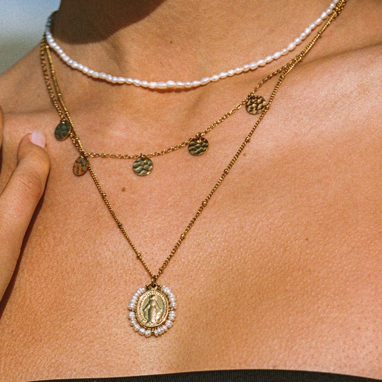 Tiny Pearls Choker